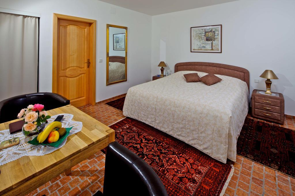Gastehaus Samira Hotell Purbach am Neusiedlersee Rom bilde