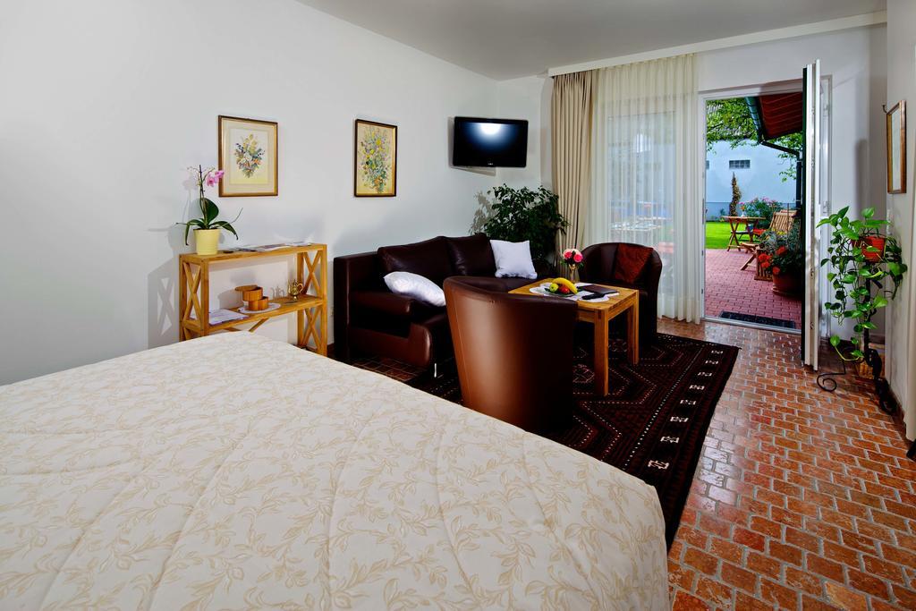 Gastehaus Samira Hotell Purbach am Neusiedlersee Rom bilde